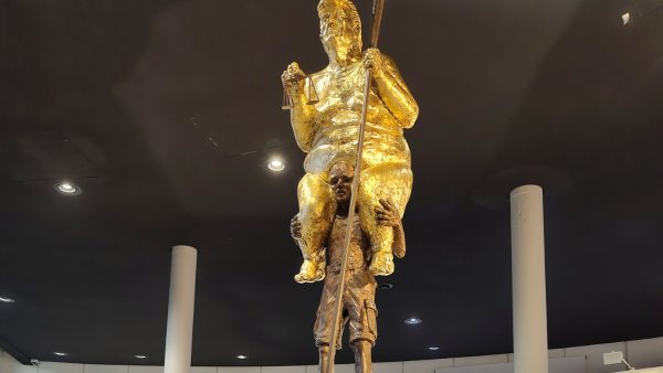 Escultura de Trump sorprende en el Parlamento Europeo